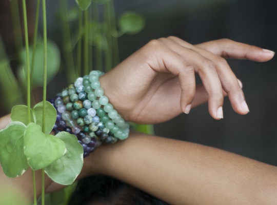 11 Benefits of Sandalwood Bead and Gemstone Bracelets – Fashion meets Food